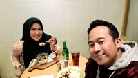 Sang komedian juga sering kulineran bersama sang istri. Ini salah satu momennya ketika menikmati nasi ayam saus telur asin di sebuah restoran. Foto: Instagram @dennycagur