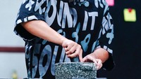 Tak hanya memperhatikan cara memasak Lord Adi, tapi Denny juga langsung mempraktekkannya. Ia mengulek bumbu sebelum ditumis. Foto: Instagram @dennycagur