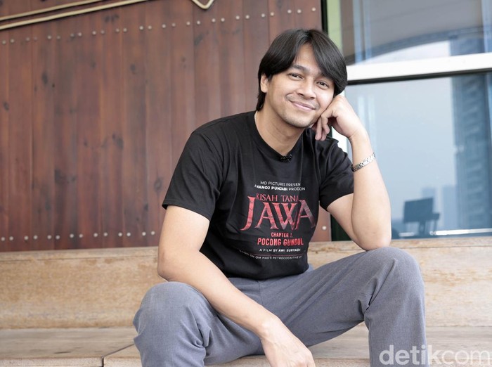 Deva Mahenra Deva Mahenra, cast Kisah Tanah Jawa saat berkunjung ke kantor detikcom