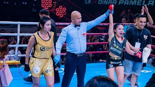 Dinar Candy menang aju jotos melawan Pamela Safitri di ajang Holywings Sport Show (HSS) 3 di Bali. (Dok HSS 3 Bali)