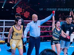 Dinar Candy menang tinju melawan Pamela Safitri di pada Minggu malam (10/9/2023). Wasit mengangkat tangan Dinar seusai menyatakan disjoki itu sebagai pemenang.