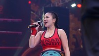Selamat ya Dinar Candy akhirnya bisa menang tinju melawan Pamela Safitri. Foto: instagram dinar candy