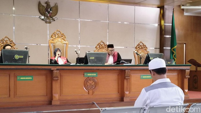 Dirut PT CIFO Sony Setiadi saat mengikuti sidang pembacaan putusan di Pengadilan Tipikor Bandung, Senin (11/9/2023). Sony divonis 1 tahu 6 bulan penjara di kasus suap proyek Bandung Smart City.