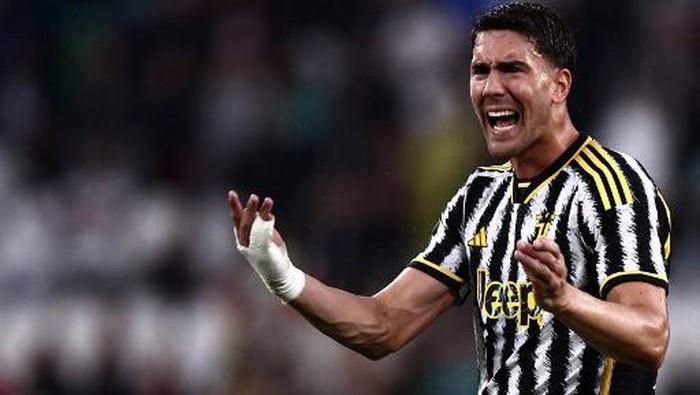 Juventus Serbian forward Dusan Vlahovic reacts during the Italian Serie A football match Juventus vs Bologna on August 27, 2023 at the Allianz Stadium in Turin. (Photo by MARCO BERTORELLO / AFP)