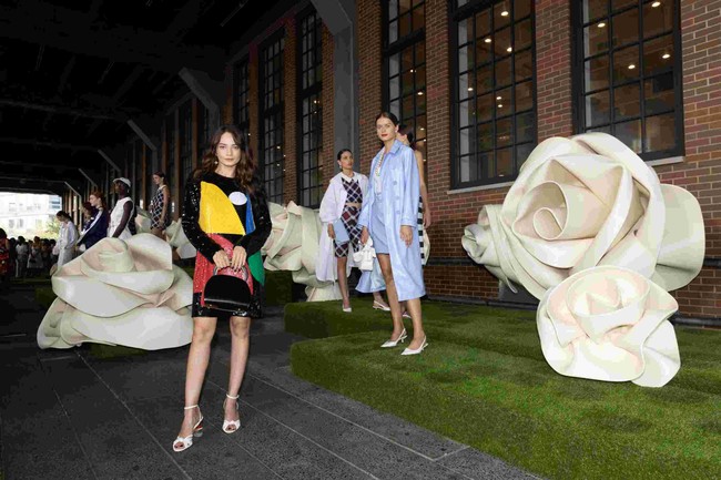 Sementara itu, Enzy Storia eksis di fashion show Kate Spade New York Spring 2024. Gayanya kali ini memukau dengan little black dress bernuansa pop-art dengan permainan pola color-block. (Foto: Dok. Kate Spade New York)