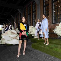 Sementara itu, Enzy Storia eksis di fashion show Kate Spade New York Spring 2024. Gayanya kali ini memukau dengan little black dress bernuansa pop-art dengan permainan pola color-block. (Foto: Dok. Kate Spade New York)