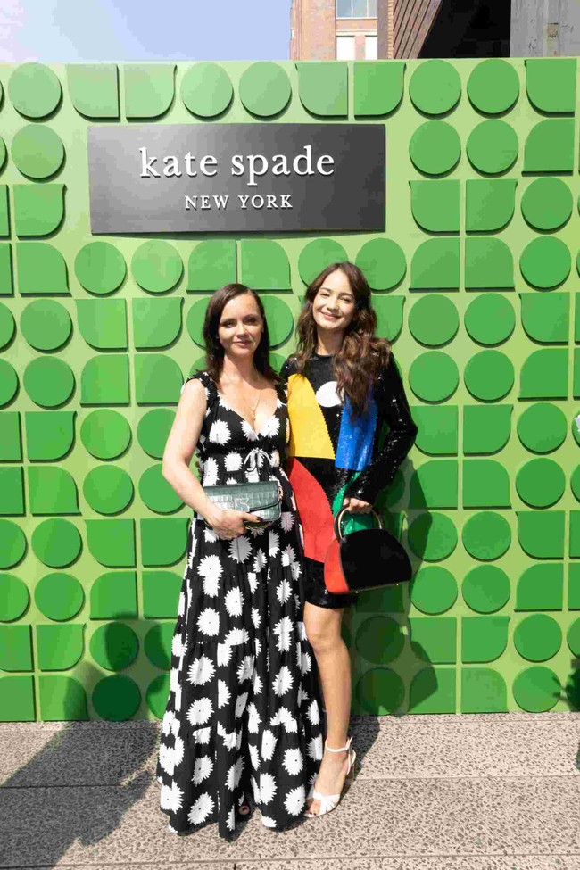 Penampilannya juga didukung dengan hand bag bersiluet classy. Pesona Enzy Storia pun sukses terpancar saat bersandingan dengan aktris Hollywood Christina Ricci. (Foto: Dok. Kate Spade New York)
