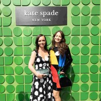 Penampilannya juga didukung dengan hand bag bersiluet classy. Pesona Enzy Storia pun sukses terpancar saat bersandingan dengan aktris Hollywood Christina Ricci. (Foto: Dok. Kate Spade New York)