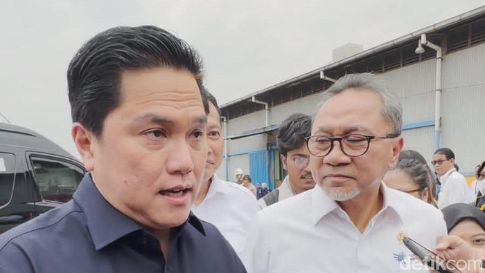 Menteri BUMN Erick Thohir mendampingi Presiden Joko Widodo (Jokowi) dalam membagikan bansos di Gudang Bulog, Jakarta Utara, Senin (11/9).