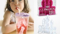 Terasa seperti di Disneyland, es batu ini berbentuk istana yang megah. Akan lebih cantik jika es batu ini disajikan bersama minuman berwarna pastel. Foto: Bored Panda