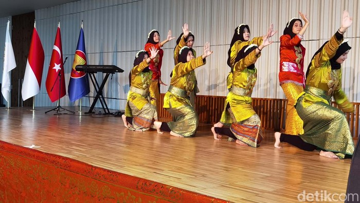 Festival Pasar Senggol Turkiye 2023 Sedot Perhatian Warga Festival Pasar Senggol Turkiye 2023 digelar di Eyup Belediyesi Kultur Merkezi. Festival ini jadi ajang promosi budaya Indonesia.