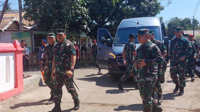 Foto: Panglima TNI Yudo Margono bersama Kepala Staf tiga matra TNI dan tentara peserta SGS 2023 mengunjungi lokasi bhakti sosial di Situbondo, Jawa Timur, Minggu (10/9/2023).