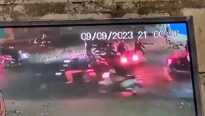 Foto rekaman CCTV aksi berandalan bermotor cegat-pukul muda-mudi di Bandung