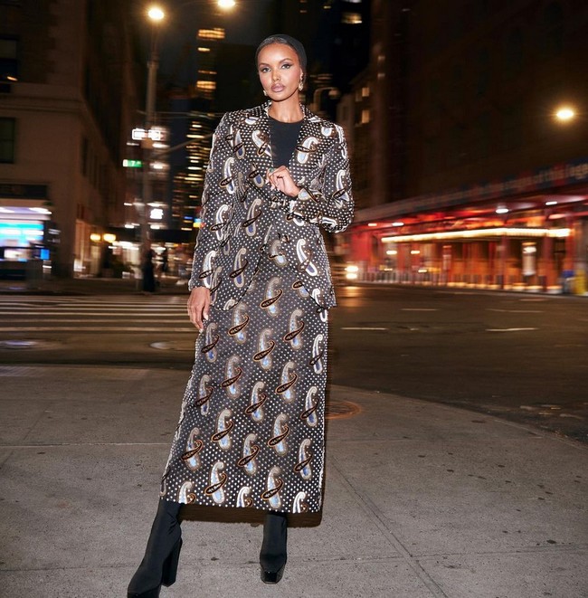 Halima Aden mengunggah foto OOTD terbaru di akun Instagramnya @halima dengan gaya hijab turban. Halima membiarkan bagian depan rambut dan lehernya terlihat. Foto: Dok. Instagram @halima.