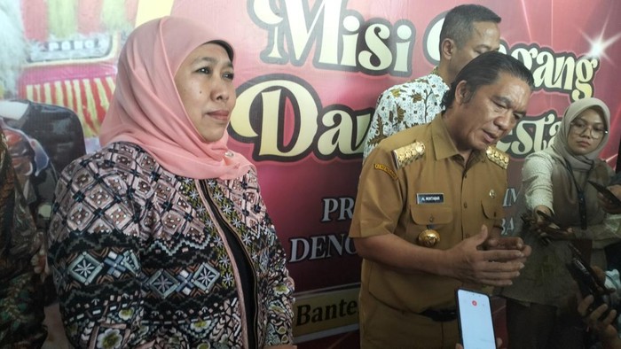 Gubernur Jatim Khofifah (kiri)-(Bahtiar-detikcom)