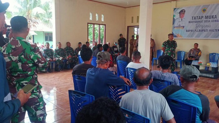 Komandan Korem 152/Baabullah Brigjen TNI Elkines Villando Dewangga saat bertemu dengan warga di Kantor Desa Gemaf, Kecamatan Weda Utara usai kasus pengeroyokan oknum prajurit TNI terharap warga.