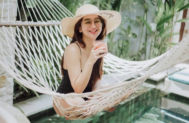 Baru 1 bulan menikah, rumah tangga Hana Hanifah kembali menjadi sorotan karena dikabarkan retak. Hana memilih menggugat cerai lelaki yang baru menjadi suaminya itu karena disebut telah berselingkuh. Foto: Instagram @hanaaaasr