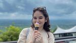 Serunya Hana Hanifah saat Nongkrong Cantik di Beach Club