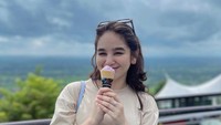 Tak kalah menggemaskan, momen Hana Hanifah saat menikmati es krim ini sukses mencari perhatian. Ditemani dengan pemandangan perbukitan yang Indah. Foto: Instagram @hanaaaasr