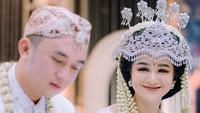 Hana Hanifah dan Randy memakai busana pengantin warna putih. (Foto: dok Instagram @egha.makeup)