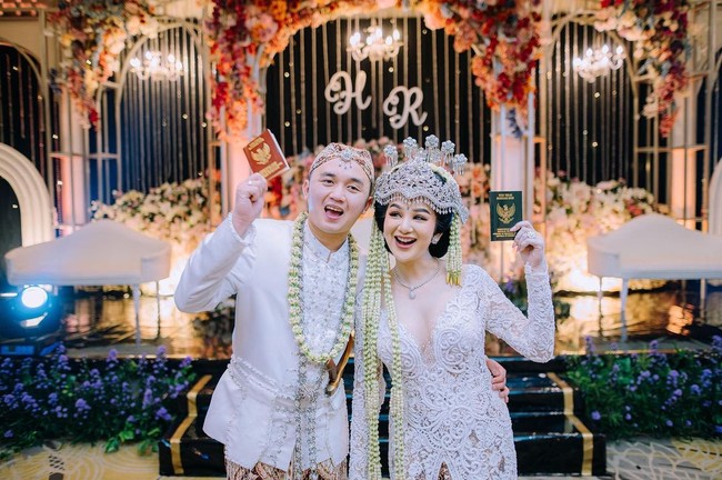 Hana Hanifah resmi menikah dengan pria bernama Randy pada 8 September lalu. Pernikahan keduanya kala itu mengusung adat Sunda. Tampak Hana dan Randy yang kompak mengenakan busana adat pengantin berwarna putih. Foto: dok Instagram