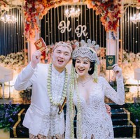 Hana Hanifah resmi menikah dengan pria bernama Randy pada 8 September lalu. Pernikahan keduanya kala itu mengusung adat Sunda. Tampak Hana dan Randy yang kompak mengenakan busana adat pengantin berwarna putih. Foto: dok Instagram
