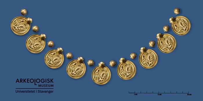 Harta karun emas ditemukan di Norwegia rupanya menyusun semacam perhiasan kalung.
