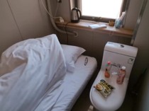 Menginap di Hotel Terkecil di China, Tidurnya Mepet Kloset