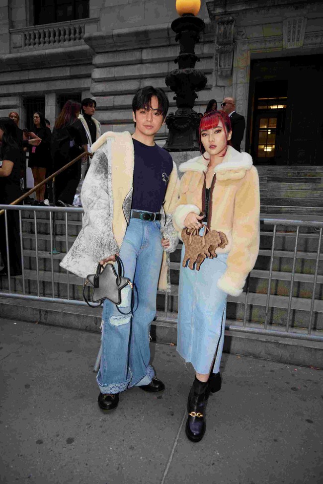 Isyana Sarasvati dan Angga Yunanda berkesempatan menghadiri fashion show Coach yang berlangsung , di New York Public Library, New York City, AS, pada hari pertama NYFW, Kamis (7/9/2023). Bersama selebriti dunia lain, mereka menyaksikan langsung presentasi koleksi busana Spring 2024 yang sekaligus menandai 10 tahun desainer Stuart Vevers berkarya untuk jenama berjulukan ‘house of leather’ itu. (Foto: Dok. Coach)