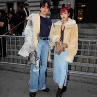 Isyana Sarasvati dan Angga Yunanda berkesempatan menghadiri fashion show Coach yang berlangsung , di New York Public Library, New York City, AS, pada hari pertama NYFW, Kamis (7/9/2023). Bersama selebriti dunia lain, mereka menyaksikan langsung presentasi koleksi busana Spring 2024 yang sekaligus menandai 10 tahun desainer Stuart Vevers berkarya untuk jenama berjulukan ‘house of leather’ itu. (Foto: Dok. Coach)