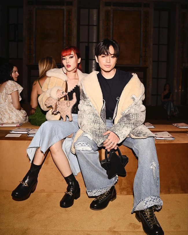 Isyana menebar aura eksentriknya dalam balutan jaket shearling dengan long denim skirt keluaran Coach yang memberikan kesan streetwear modern. (Foto: Dok. Coach)
