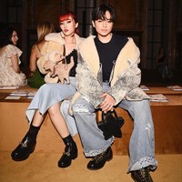 Isyana menebar aura eksentriknya dalam balutan jaket shearling dengan long denim skirt keluaran Coach yang memberikan kesan streetwear modern. (Foto: Dok. Coach)