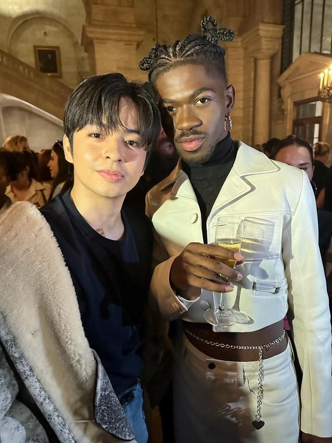 Gaya Angga pun nggak kalah keren dari para selebriti dunia yang hadir seperti Lil Nas X dan Taeyang SF9. (Foto: Dok. Coach)