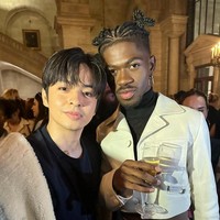 Gaya Angga pun nggak kalah keren dari para selebriti dunia yang hadir seperti Lil Nas X dan Taeyang SF9. (Foto: Dok. Coach)