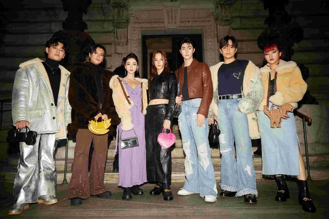 Di jajaran aksesori, Coach Rexy Bag menjadi tas andalan pelantun ‘Tetap Dalam Jiwa’ itu. Ia kemudian melengkapi gayanya dengan riasan on point dan rambut merah berponi nan eklektik. (Foto: Dok. Coach)