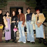 Di jajaran aksesori, Coach Rexy Bag menjadi tas andalan pelantun ‘Tetap Dalam Jiwa’ itu. Ia kemudian melengkapi gayanya dengan riasan on point dan rambut merah berponi nan eklektik. (Foto: Dok. Coach)