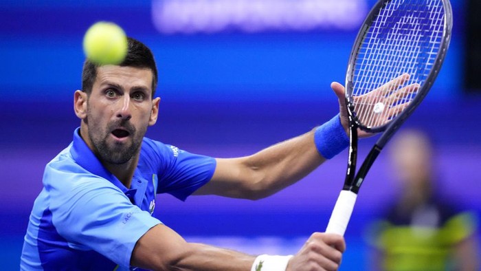 Jadi Juara US Open 2023, Novak Djokovic Raih Gelar Grand Slam Ke-24 Novak Djokovic, of Serbia, holds up the championship trophy after defeating Daniil Medvedev, of Russia, in the men's singles final of the U.S. Open tennis championships, Sunday, Sept. 10, 2023, in New York. (AP Photo/Manu Fernandez)