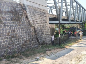 Fondasi Jembatan Kaliketek Bojonegoro Retak, Gak Bahaya Ta