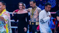 Sebelumnya, Jerinx juga sempat mengutarakan soal program bayi tabung saat konferensi pers acara tersebut digelar pada Selasa (15/8/2023). Ia pun tak ingin melewatkan adu jotos yang difasilitasi oleh HSS.Jadi itu sangat membantu adanya tawaran ini. Jadi im here for my future children. Jadi saya bertarung untuk anak saya nanti, ungkap Jerinx ditemani Nora Alexandra. (Foto: dok. HSS 3 Bali)