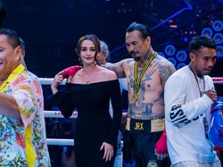 Jerinx merangkul istrinya, Nora Alexandra seusai pertandingan.