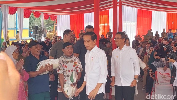 Jokowi Resmi Bagikan Bansos Beras 10 Kg buat 21,3 Juta Keluarga