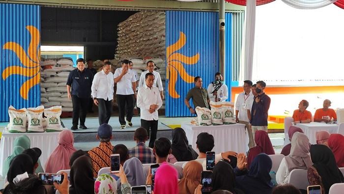 Jokowi Tinjau Gudang Bulog Dramaga di Bogor