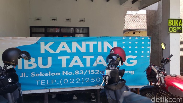 Kantin Bu Tatang di Jalan Sekeloa, Bandung.