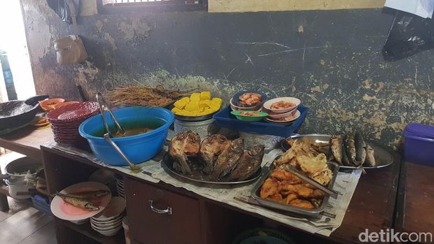 Kantin Bu Tatang di Jalan Sekeloa, Bandung.