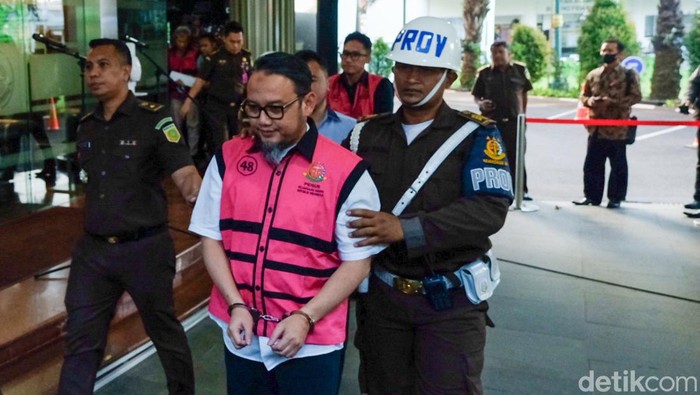 Kejagung menetapkan tiga tersangka baru dalam kasus korupsi BTS Kominfo. Hal ini disampaikan pada konferensi pers di gedung Jampidsus Kejagung, Jakarta, Senin (11/9/2023).