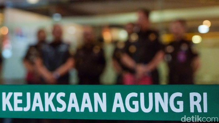 Kejagung menetapkan tiga tersangka baru dalam kasus korupsi BTS Kominfo. Hal ini disampaikan pada konferensi pers di gedung Jampidsus Kejagung, Jakarta, Senin (11/9/2023).