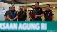 Kejagung menetapkan tiga tersangka baru dalam kasus korupsi BTS Kominfo. Hal ini disampaikan pada konferensi pers di gedung Jampidsus Kejagung, Jakarta, Senin (11/9/2023). 