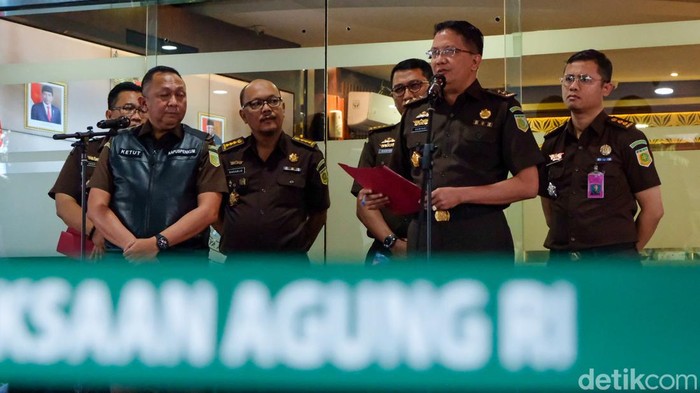 Kejagung menetapkan tiga tersangka baru dalam kasus korupsi BTS Kominfo. Hal ini disampaikan pada konferensi pers di gedung Jampidsus Kejagung, Jakarta, Senin (11/9/2023).
