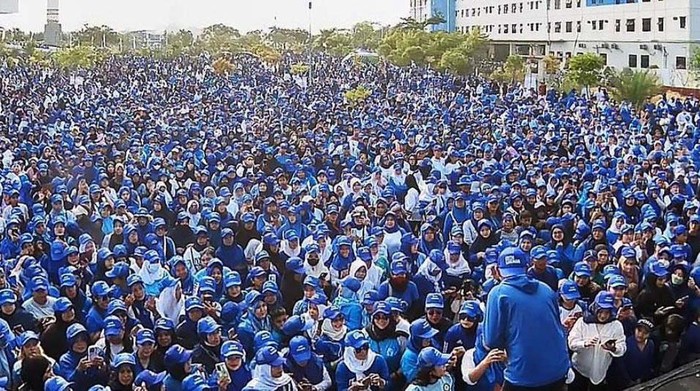 Kemeriahan 7500 Peserta Ikuti Senam Sehat PAN di Kalideres Partai Amanat Nasional (PAN) kembali menggelar senam sehat bersama masyarakat. Senam sehat yang digelar di daerah Kali Deres, Jakarta Barat ini disebut dihadiri oleh 7500 peserta.