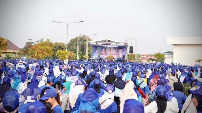 Kemeriahan 7500 Peserta Ikuti Senam Sehat PAN di Kalideres Partai Amanat Nasional (PAN) kembali menggelar senam sehat bersama masyarakat. Senam sehat yang digelar di daerah Kali Deres, Jakarta Barat ini disebut dihadiri oleh 7500 peserta.